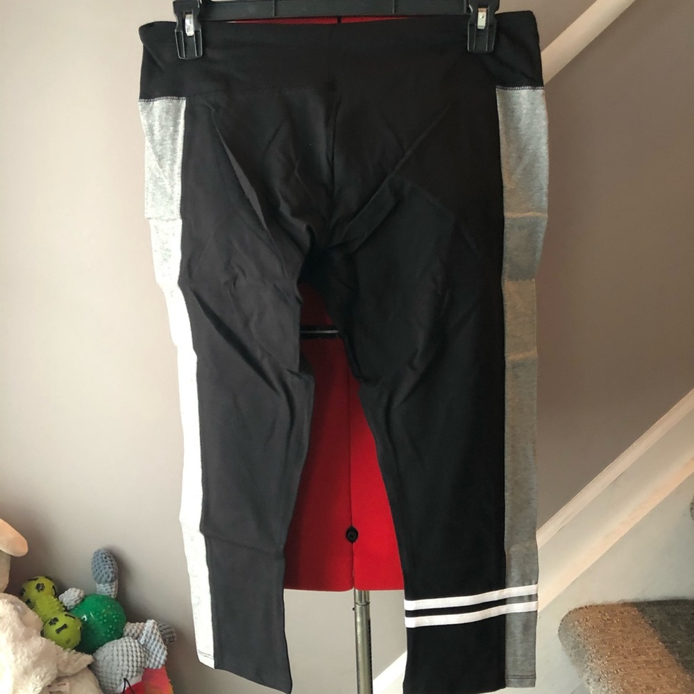 SO NWT Yoga Capri Pants Sz Lg